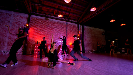 ELLE'S GROUP - 08.12.25